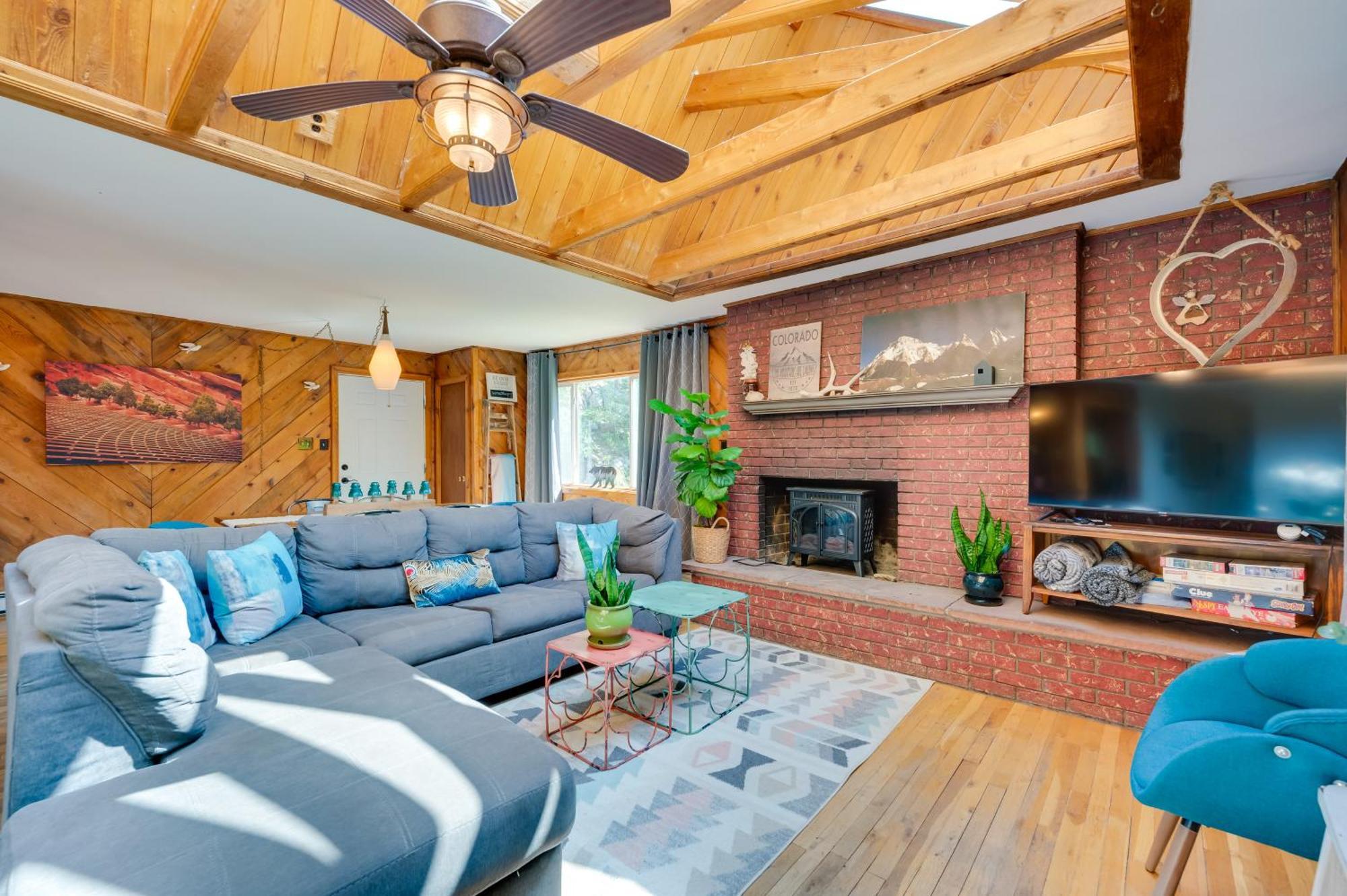 Stunning Golden Home With Deck About 35 Mi To Denver! Dış mekan fotoğraf
